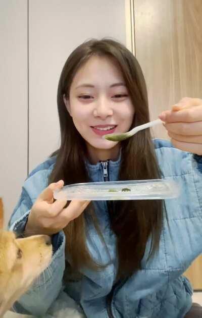 210123 - Butter hopes Tzuyu accidentally drops some of her food