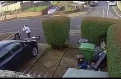 El turbioman que come morochitas llegando a su casa