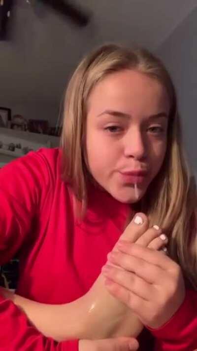 Do u guys like sloppy toe sucking? 🥺