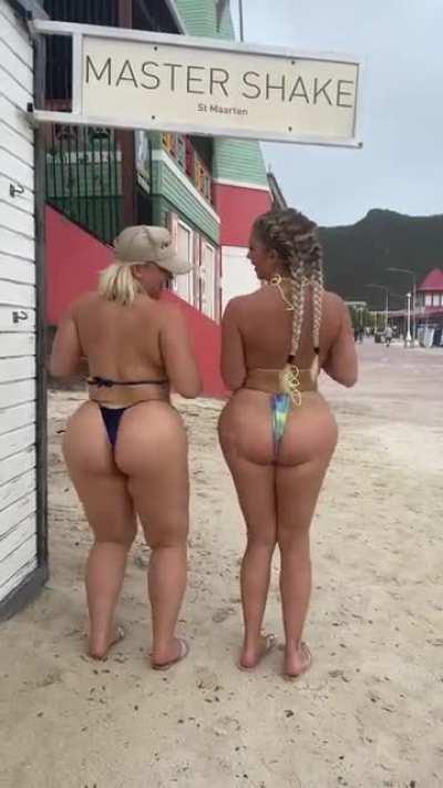 Snowbunny ass clapping