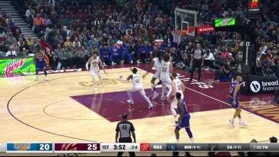 [Highlight] Donovan Mitchell finds Wade for 3 then executes a nifty bounce pass to Wade for the wide-open layup! Mitchell then pulls up for his 5th triple of the first quarter!