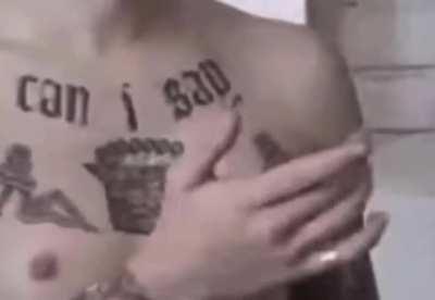 Tom Delonge Explains Travis Barkers Tattoos 😭😭