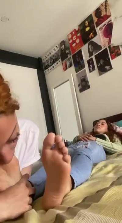 10 min of lesbian foot worship between friends