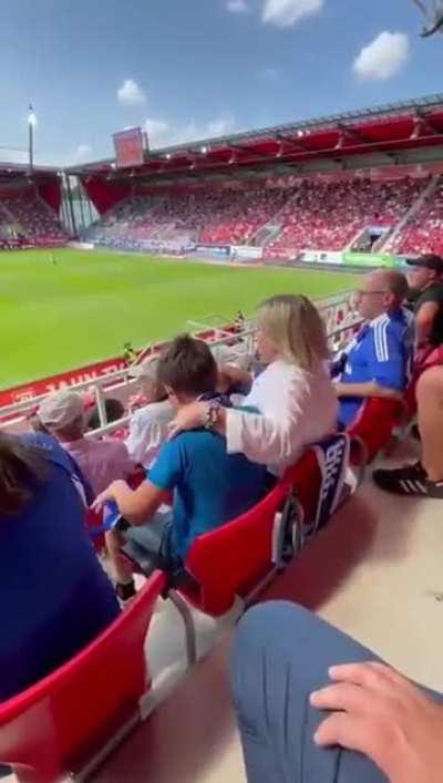 Und wie geht's eigentlich den Schalke Fans in der zweiten Liga?... Ah okay, alles klar