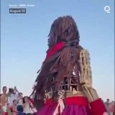 Los kukas ya sacaron a la calle sus robots. La guerra es inminente.