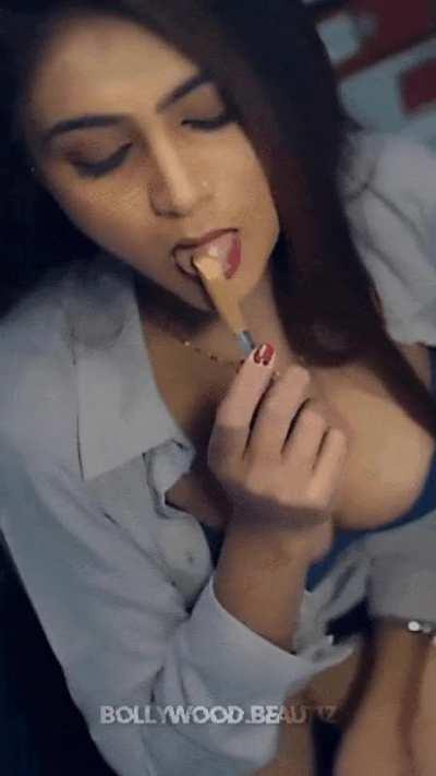 Hiral Radadiya 🥵 she is so busty 👅 this is a real use of pen 🖊️ what a horny women she is ✊💦