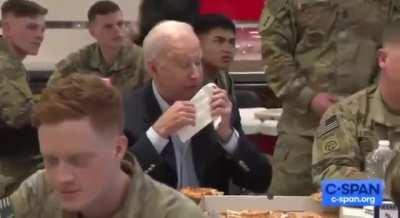 登子拉，看的尴尬