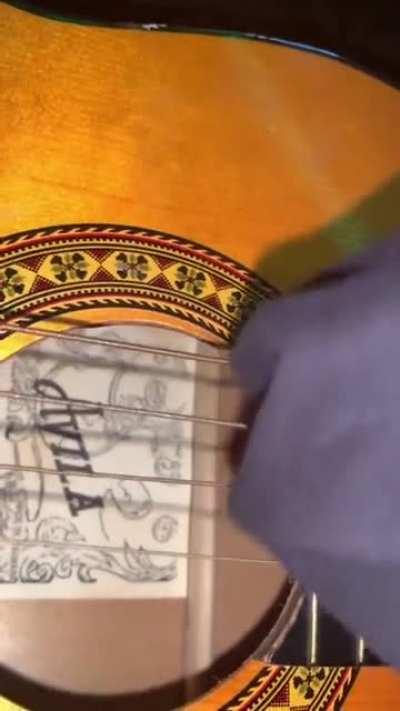 Ловко извлекает мелодию