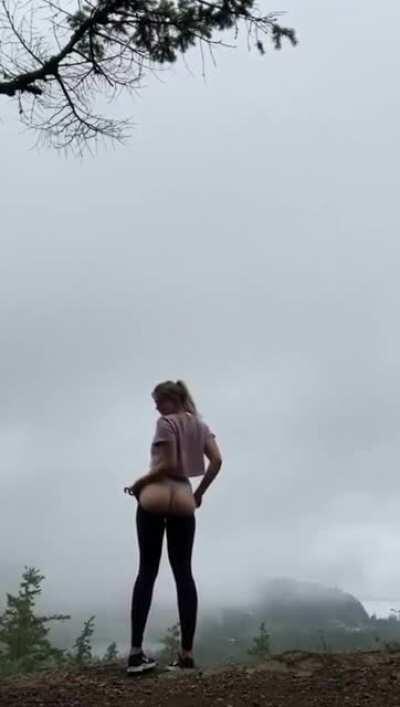 Showing off her 🍑