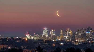 Wednesday's 5 am crescent moonrise over the city (Timelapse)