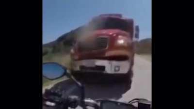 Ambulance sings Bakamitai