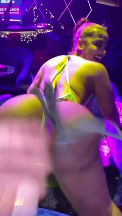 TWERKIN THAT PHAT ASS