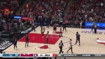 [Highlight] Wendell Carter Jr drops in the buzzer beating three to end the first quarter!