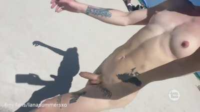 Lana Summers' Beach Day 😍🍆