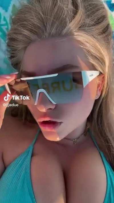 Titty fuck queen @jjjedue