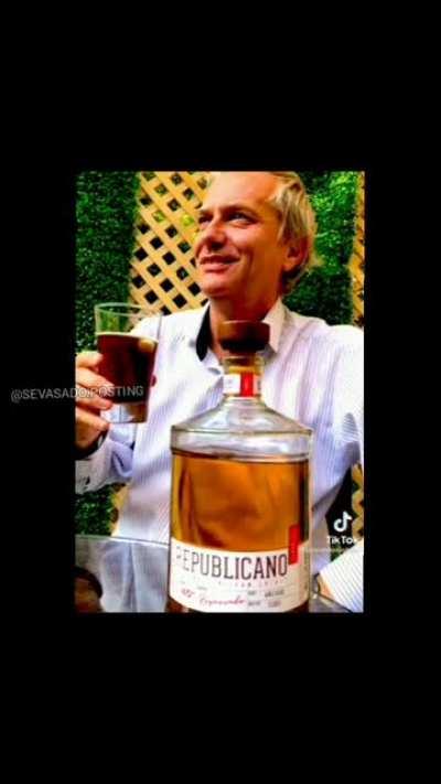 Ella es medio marxista, el es republicano 🎵🥰