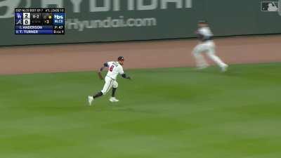 [Highlight] Eddie Rosario makes a great running catch that prevents a potential triple that would probably score another run for LA.