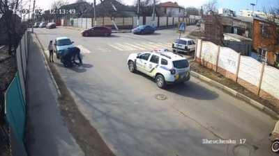 Hitting a pedestrian in front of the police