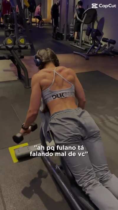 Thais Beatriz back muscles