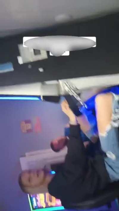 parent leaves 3 little kids in the car while she gamble’s