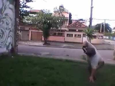 Capoeirista brasileiro mostrando que ser gordo não é uma limitação