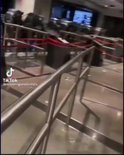 Velocicoaster- queue, Islands of Adventure