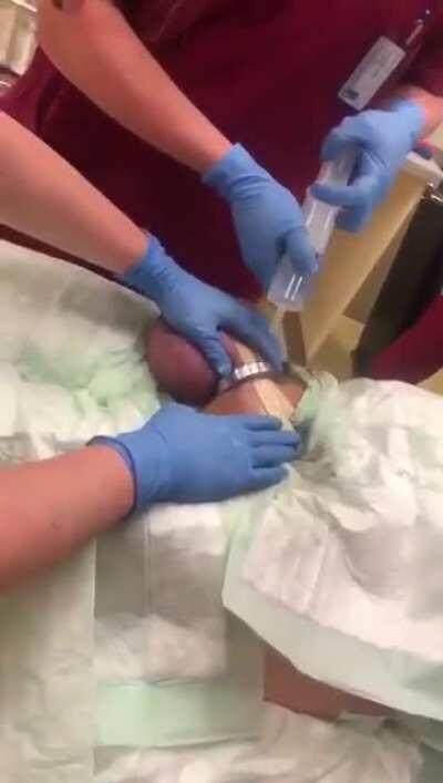 Ich habe 2 Frage. Wer von euch war es? Warum gibt es ein Lied die über Ringe im Eier spricht?