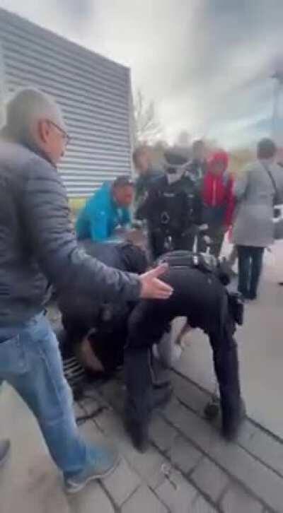 Police in Schmalkalden, Thuringia, Germany back down when confronted. Wait for it.
