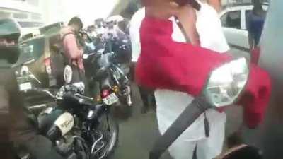 India Road Rage fight - Bike vs Cab driver