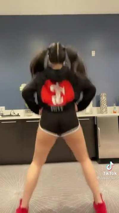 Asian thot shaking ass