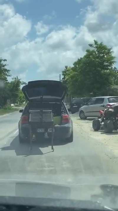 Luăm și grătarul dacă ne ducem pe pulă