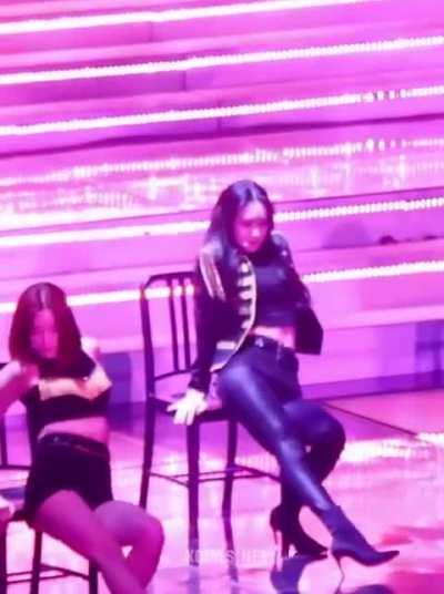 Apink - Naeun ripped pants 