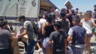 Argentina, un país donde vuelca un camión y los vecinos ayudan a reponer la mercadería. Vieron que no todo son malas noticias?