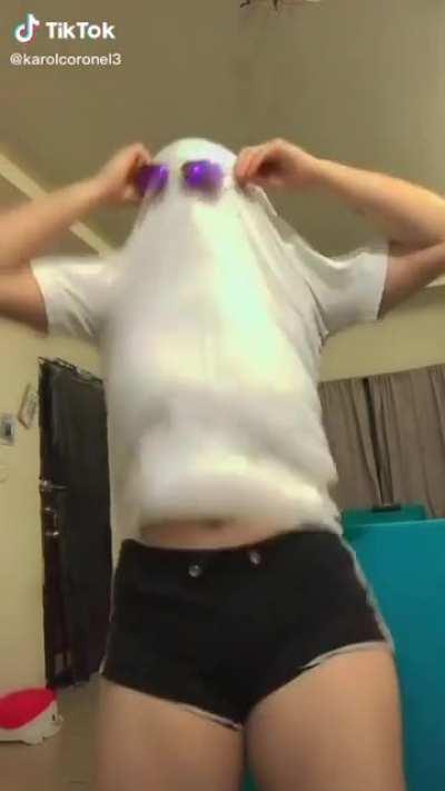 Teenagers are putting shirts over their heads and shaking violently for Halloween | @karolcoronel3