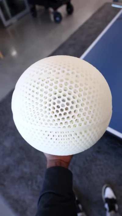 Компания Wilson начала продавать безвоздушные баскетбольные мячи. Они напечатаны на 3Д-принтере и прыгают совершенно бесшумно. Похоже, что их единственный минус — своими дырками они пугают трипофобов.