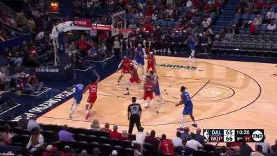 [Highlight] Luka Doncic fumbles the ball in mid air but still remains in complete control