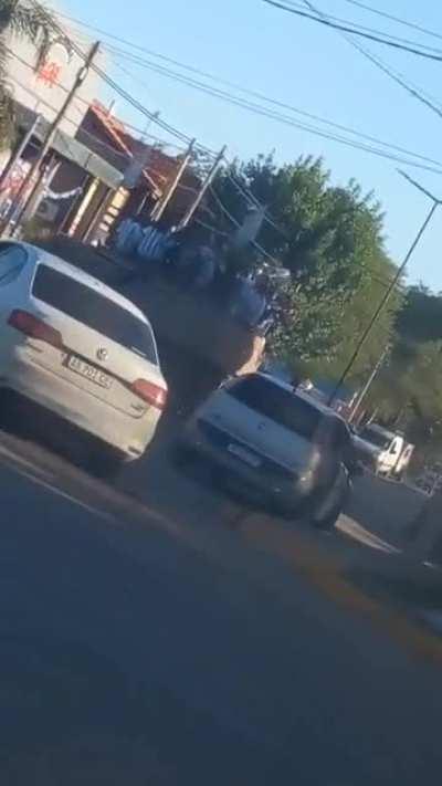 Hinchas argentinos festejaron el triunfo sobre Autralia sobre un tanque....