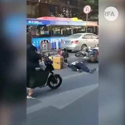 广东摩友暴打黑皮狗