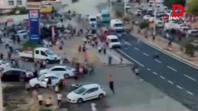 +18 | Mardin Derik'te freni patlayan tır, insanların arasına daldı. Çok sayıda ölü ve yaralı var.