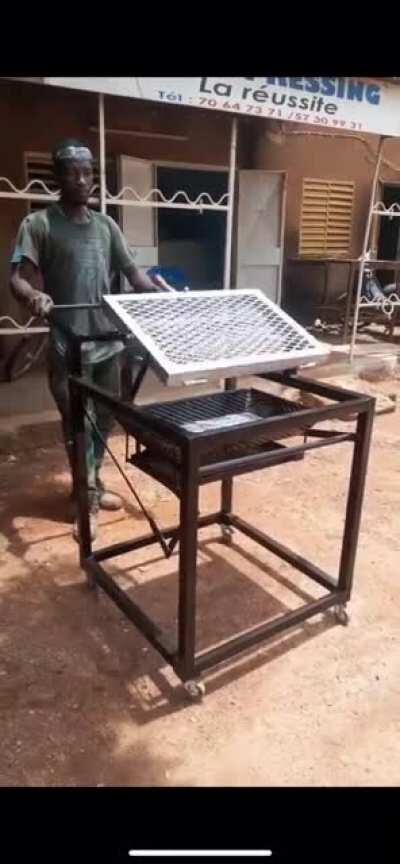 This grill allows turning the meat and adjusting the distance to the fire one-handed