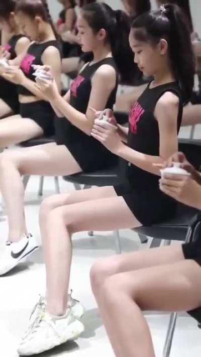 人民大会堂里给人民端茶倒水的宫女从小培养是不是😅