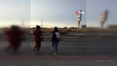 talihsiz genç kızlara otobanda araba tosluyor