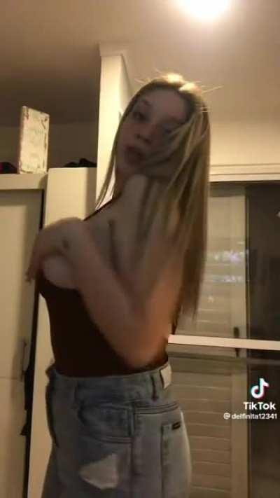 delfinita12341 (insane sideboob spillage)