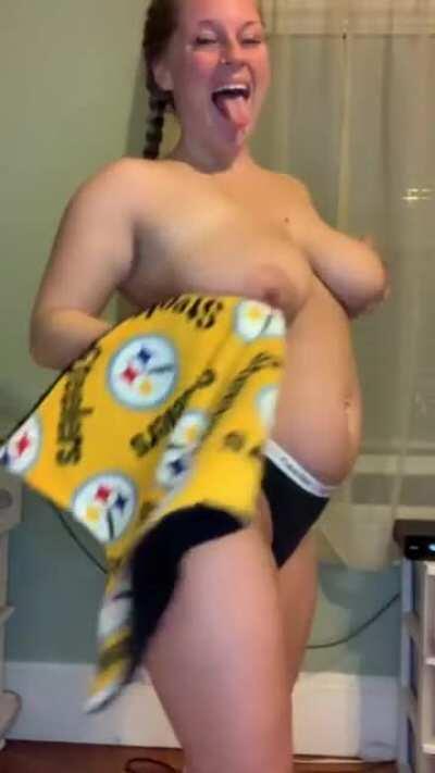 HELP! 🚨 Which outfit looks best for tonight’s game? 😏🏈