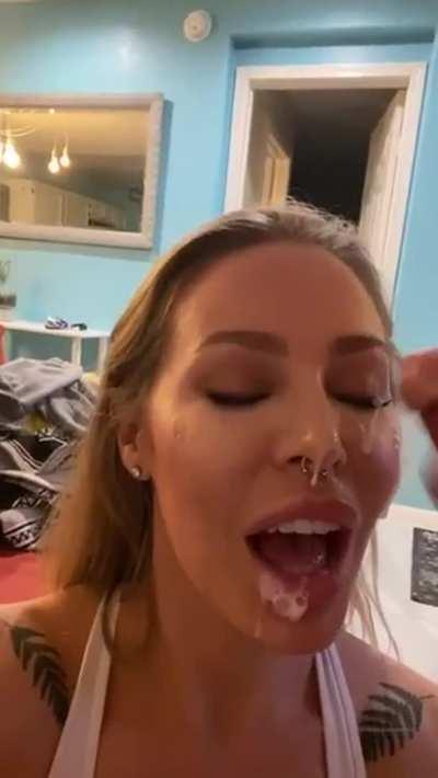 Shnack-Time 🤤: Nicole Aniston