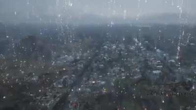 Horrifying drone footage of an indiscriminate attack by Russian forces against a Ukrainian town of 9000 inhabitants. Each tiny dot of light represents a phosphorus munition with a temperature up to 3,000°C.