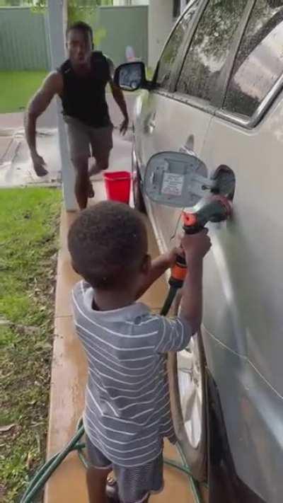 Look daddy, the car is full of gas