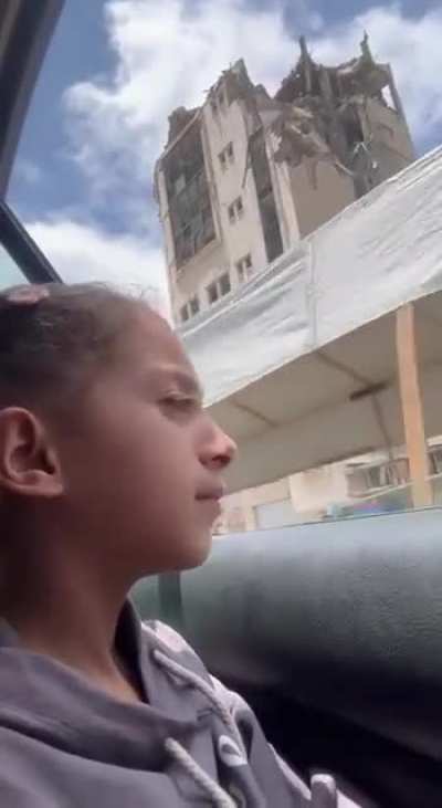 📸This is my daughter. She’s hungry, scared, and cold every night. I’m just trying to be strong for her💔😥