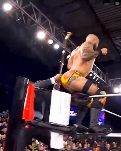 Ricochet 🍑 poking it out