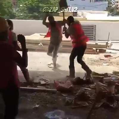 Quero a parte do rapaz levando o outro na cabeça e o vídeo da galinha puxando a carroça